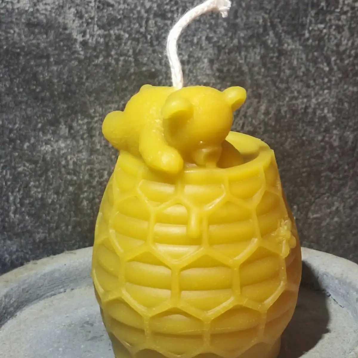 Bougie ourson sur pot de miel
