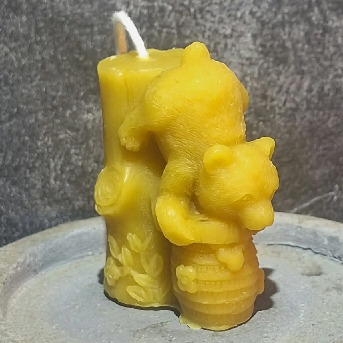 Bougie ourson tombe d'un arbre dans un pot de miel