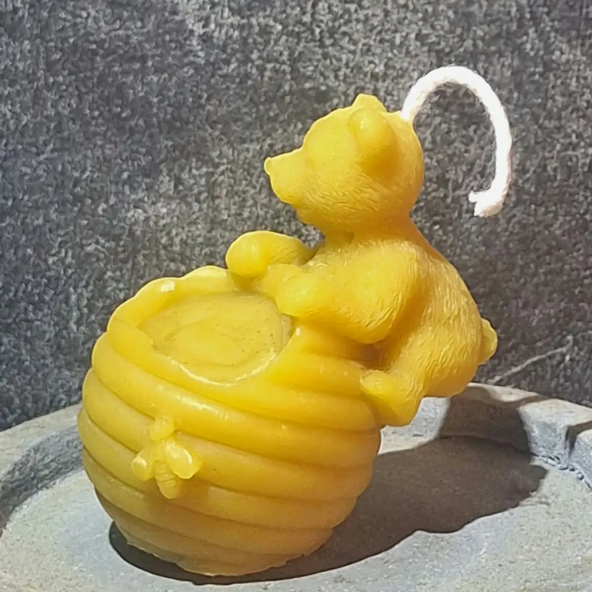 Bougie ourson qui grimpe sur un pot de miel